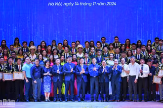Phó Thủ tướng Lê Thành Long và đại diện các ban, bộ, ngành, đoàn thể cùng những "Nhà giáo trẻ tiêu biểu" năm 2024.
