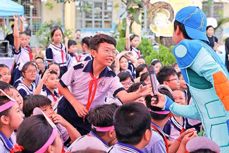 Thiếu nhi tham gia các trò chơi tư duy tại Ngày hội.