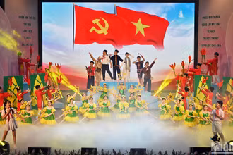 Tiết mục văn nghệ mừng Đảng, mừng đất nước đổi mới mở đầu Đại hội.