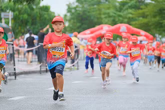 Thiếu nhi Bình Thuận sôi nổi tham gia chạy marathon trong khuôn khổ ngày hội.