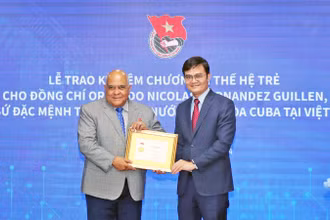 Đồng chí Bùi Quang Huy trao Kỷ niệm chương "Vì thế hệ trẻ" tặng Đại sứ Orlando Nicolás Hernández Guillén.