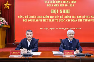 Từ trái qua: các đồng chí Lê Minh Hưng, Đỗ Văn Chiến điều hành Hội nghị.