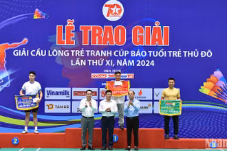 Đại diện Ban tổ chức trao các giải toàn đoàn tại buổi lễ bế mạc.