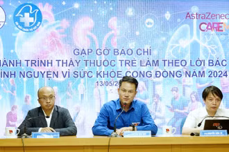 Phó Chủ tịch Thường trực Hội Liên hiệp Thanh niên Việt Nam Nguyễn Kim Quy (áo xanh) thông tin về Hành trình. 
