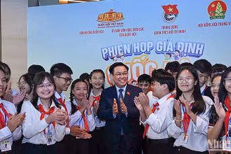 Chủ tịch Quốc hội Vương Đình Huệ và các đại biểu Phiên họp giả định "Quốc hội trẻ em" lần thứ nhất.