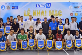Các thành viên Ban tổ chức, Ban Giám khảo, Tổ trọng tài và đại diện các đội tuyển tại buổi lễ.