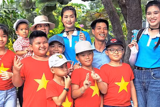 Hoa hậu Việt Nam 2020 Đỗ Thị Hà và Hoa hậu Hòa bình Việt Nam 2022 Đoàn Thiên Ân hào hứng bên thiếu nhi xã đảo Song Tử Tây.