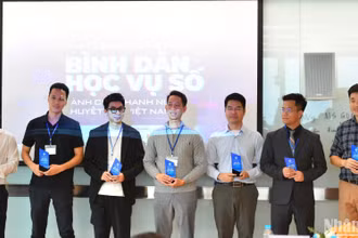 Chủ tịch Hội Thanh niên khuyết tật Việt Nam Phạm Văn Thành (ngoài cùng bên trái) và các thành viên đầu tiên của đội hình "Bình dân học vụ số" hỗ trợ thanh niên khuyết tật. 