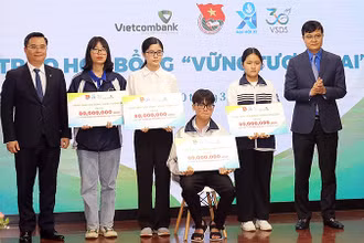 Đồng chí Bùi Quang Huy, Ủy viên dự khuyết Trung ương Đảng, Bí thư thứ nhất Trung ương Đoàn và ông Nguyễn Thanh Tùng, Tổng Giám đốc Vietcombank (lần lượt ngoài cùng bên phải và trái) trao học bổng "Vững bước tương lai" loại A tặng học sinh, sinh viên xuất sắc.