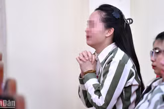T.T.Y, nữ phạm nhân òa khóc khi nhìn thấy hình ảnh của bố mẹ trên màn hình lớn tại hội trường trại giam Quyết Tiến. 