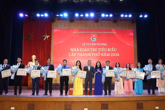 Các đồng chí đại diện Ban tổ chức Hội nghị trao danh hiệu "Nhà giáo trẻ tiêu biểu" cấp thành phố năm 2024 tặng các cá nhân xuất sắc. 