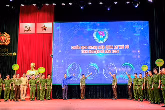 Đại điện Đoàn Thanh niên Công an Thành phố Hà Nội và các đơn vị liên quan thực hiện nghi lễ ra quân Chiến dịch.