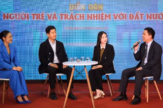 Các diễn giả chia sẻ ý kiến tại diễn đàn. 