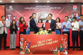 Đại diện 2 bên ký kết hợp tác chương trình “Tết sẻ chia, năm Rồng khởi sắc". 