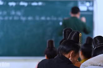 Bà con dân tộc Thái ở xã Nậm Lạnh (huyện Sốp Cộp, tỉnh Sơn La) tham gia lớp học của thầy giáo quân hàm xanh Lò Văn Thoại.