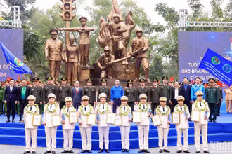 Đại diện Bộ Công an, Trung ương Đoàn và Công an Thành phố Hà Nội cùng 10 Gương mặt trẻ Công an Thủ đô tiêu biểu năm 2024.