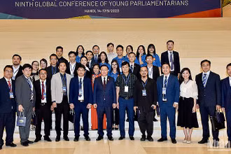 Chủ tịch Quốc hội Vương Đình Huệ cùng đại diện Ban tổ chức Hội nghị và các đại biểu thanh niên Việt Nam tiêu biểu.