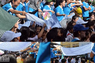 Đại biểu Hành trình che nắng để các em thiếu nhi thưởng thức chương trình. 