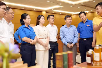 Thanh niên chủ các dự án khởi nghiệp tại Cuộc thi thuyết trình, giới thiệu ý tưởng, sản phẩm trước Ban giám khảo, Ban tổ chức. 