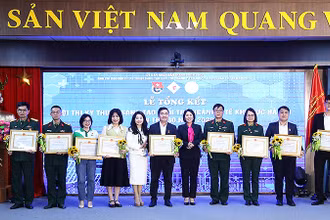 Đại diện Ban tổ chức Hội thi trao giải nhất tặng các đơn vị.