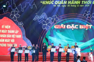 Các đồng chí đại diện Ban tổ chức trao giải Đặc biệt tặng các tác giả xuất sắc. 