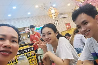 Trần Minh Đạt cùng mẹ và chị gái. (ảnh do nhân vật cung cấp)