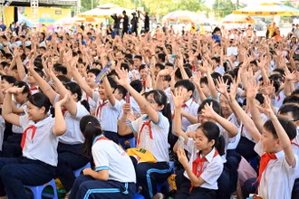 Đông đảo thiếu nhi địa phương đến tham gia Ngày hội.
