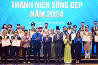 Đại diện Ban tổ chức và các đơn vị liên quan trao giải thưởng "Thanh niên sống đẹp" năm 2024 tặng các cá nhân tiêu biểu.