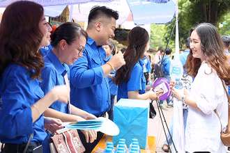 Thí sinh phấn khởi khi nhận sự hỗ trợ từ các tình nguyện viên "Tiếp sức mùa thi" - một trong những chương trình mũi nhọn của tổ chức Đoàn khối trường học. 