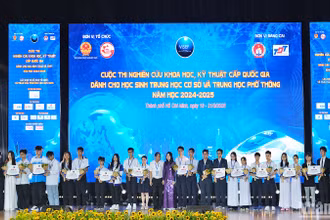 Đại diện các đội tuyển nhận giải nhất tại lễ trao giải Cuộc thi.