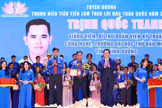 Các đồng chí Nguyễn Trọng Nghĩa, Bùi Quang Huy (từ phải qua, hàng đầu) trao phần thưởng tặng các "Thanh niên tiên tiến làm theo lời Bác" toàn quốc lần thứ VII.