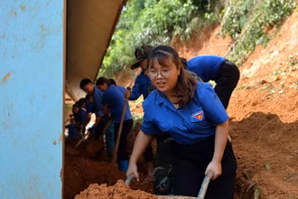 Đoàn viên, thanh niên tình nguyện khắc phục hậu quả bão số 3 tại các địa phương vùng cao.
