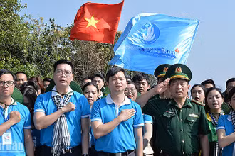 Các đại biểu thực hiện nghi lễ chào cờ chủ quyền tại Cột mốc số 0 ngã ba biên giới Việt Nam - Lào - Trung Quốc. 