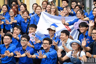 Sinh viên tình nguyện trong khuôn khổ chương trình "Tiếp sức mùa thi" năm 2023.