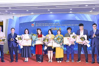 Các đồng chí đại diện Ban tổ chức Giải báo chí trao giải A tặng nhóm tác giả Báo Tiền Phong.