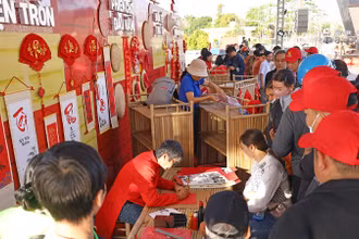 Hình ảnh đầm ấm của một trong những "Phiên chợ đầu năm" trong khuôn khổ chương trình "63 gắn kết - 1 Tết sum vầy".
