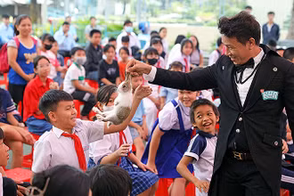 Các em nhỏ hào hứng với những tiết mục nghệ thuật tại chương trình.