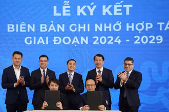 Đại diện lãnh đạo các bộ, ngành, đoàn thể tại lễ ký kết hợp tác giữa Trung ương Hội Thầy thuốc trẻ Việt Nam và AstraZeneca Việt Nam. 