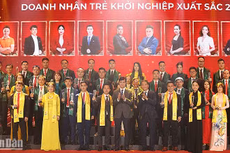Các đồng chí Trần Tuấn Anh, Bùi Quang Huy (thứ 5 và 6 từ phải sang, hàng đầu) trao danh hiệu tặng các Doanh nhân trẻ khởi nghiệp xuất sắc năm 2023. 