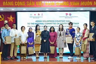Tổng Thư ký Ủy ban quốc gia về Thanh niên Việt Nam Nguyễn Thị Ngà (thứ 7 từ trái sang) cùng Đoàn thanh niên tình nguyện ASEAN 2023.