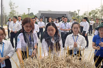 Đoàn Hành trình "Sinh viên với khát vọng non sông" tưởng niệm các liệt sĩ Điện Biên Phủ