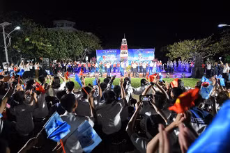 Sinh viên tiêu biểu, xuất sắc tham gia Hành trình "Sinh viên với biển, đảo Tổ quốc" tại huyện đảo Trường Sa (tỉnh Khánh Hòa).