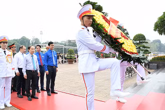 Đoàn đại biểu Đại hội Thanh niên tiên tiến làm theo lời Bác lần thứ VII - năm 2023 vào Lăng viếng Bác.