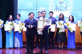 Đồng chí Nguyễn Văn Thể trao giải Nhất tặng thí sinh từ Đoàn thanh niên Bộ Ngoại giao. 