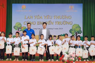 Đại diện Ban tổ chức chương trình trao quà, học bổng tặng thiếu nhi địa phương.