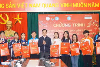 Bí thư Trung ương Đoàn, Chủ tịch Hội Sinh viên Việt Nam Nguyễn Minh Triết trao quà tặng cán bộ Hội Sinh viên và học sinh, sinh viên hoàn cảnh khó khăn.