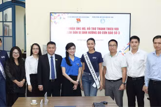 Phó Chủ tịch Thường trực Hội Sinh viên Việt Nam Hồ Hồng Nguyên (áo xanh, ở giữa) cùng đại diện lãnh đạo Trung ương Đoàn, Trung ương Hội Sinh viên Việt Nam và các nhà hảo tâm tại buổi tiếp nhận.