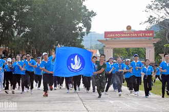 Lá cờ của Hội Sinh viên Việt Nam tung bay trong Giải chạy VUG Running trên đảo Thổ Châu.