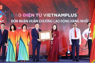 Phó Chủ tịch nước Võ Thị Ánh Xuân thay mặt Đảng, Nhà nước trao Huân chương Lao động hạng Nhất tặng Báo Điện tử VietnamPlus tại buổi lễ.