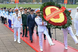 Đoàn đại biểu vào Lăng viếng Chủ tịch Hồ Chí Minh.
